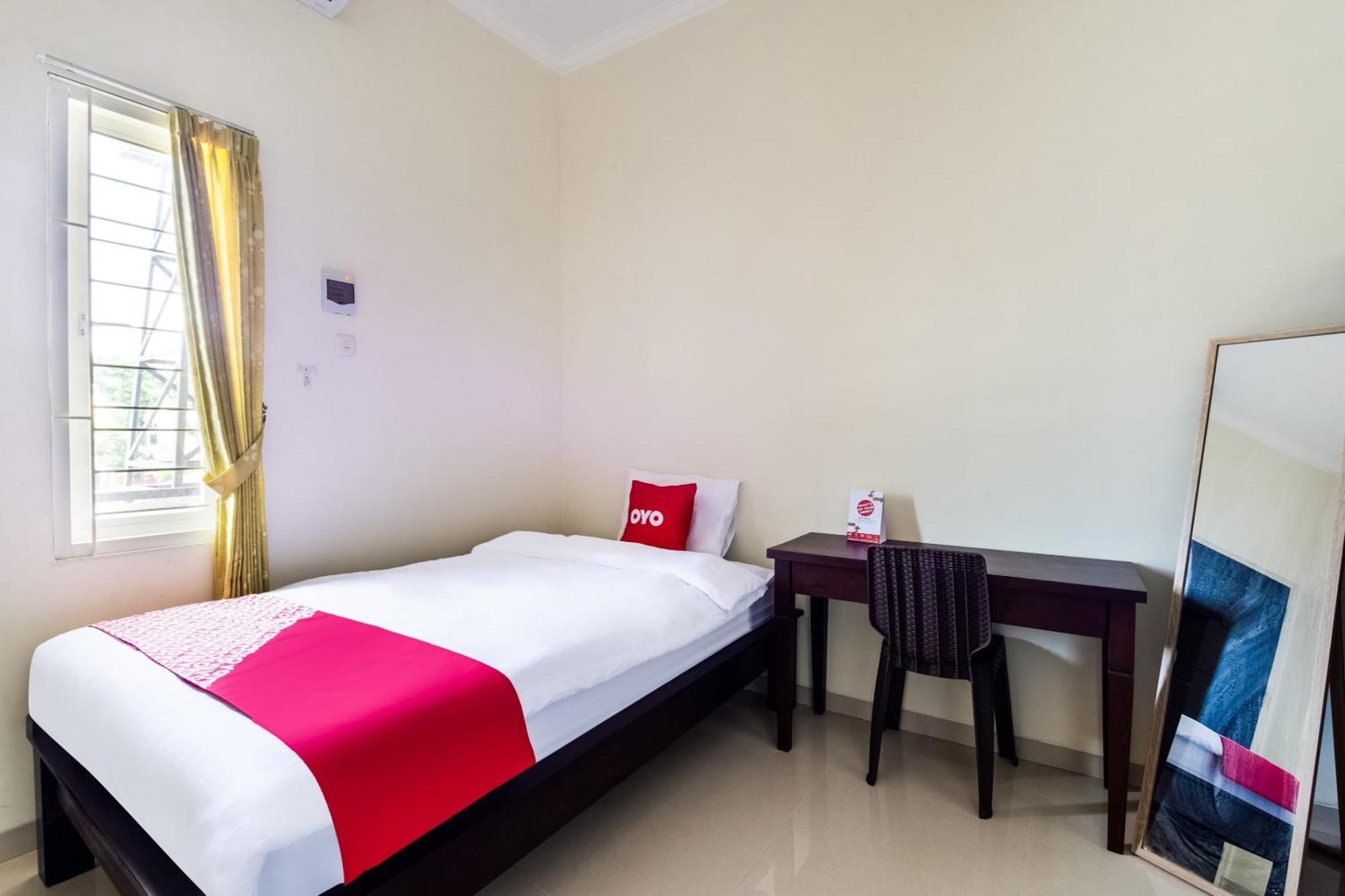 Hotel Oyo Life 3398 Griya Rm 19 Syariah à Sorabaya Extérieur photo
